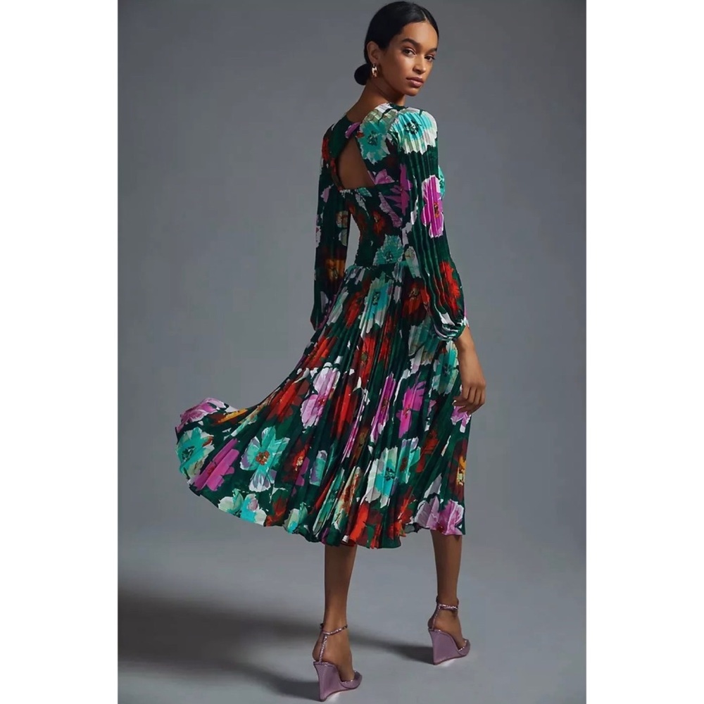 Anthropologie By Anthropologie
Pleated V-Neck Dress Size 4 - Picture 2 of 10